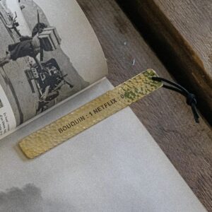 MARQUE PAGE métal doré martelé Bouquin 1 - Netflix 0