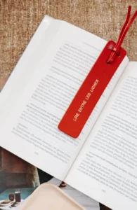 MARQUE PAGE CUIR Lire entre les lignes <br> LES RAFFINEURS