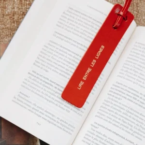MARQUE PAGE CUIR Lire entre les lignes <br> LES RAFFINEURS