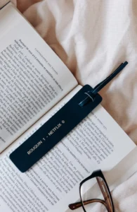 MARQUE PAGE CUIR Bouquin 1 - Netflix 0 <br> LES RAFFINEURS