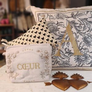 Coussin brodé Enluminure lettre A BONCOEURS